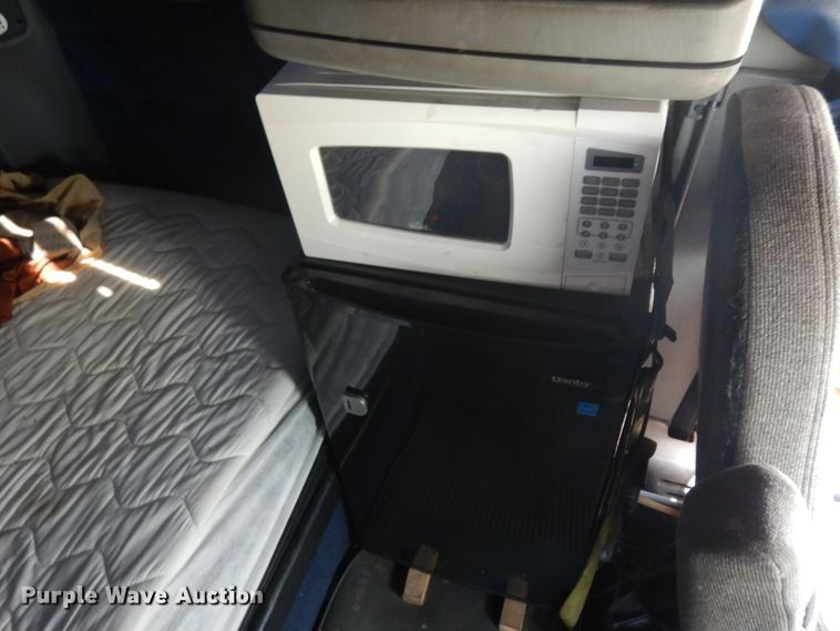 image for item KU9397 2005 Freightliner Columbia 120  semi truck