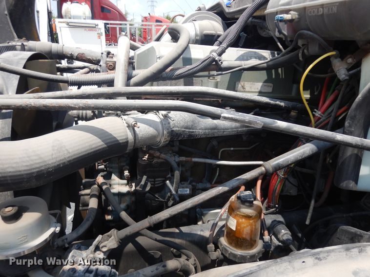 image for item KU9397 2005 Freightliner Columbia 120  semi truck