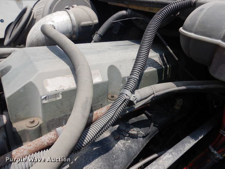 image for item KU9397 2005 Freightliner Columbia 120  semi truck