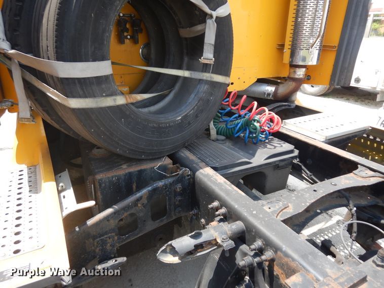 image for item KU9397 2005 Freightliner Columbia 120  semi truck