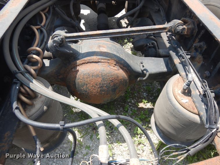 image for item KU9397 2005 Freightliner Columbia 120  semi truck