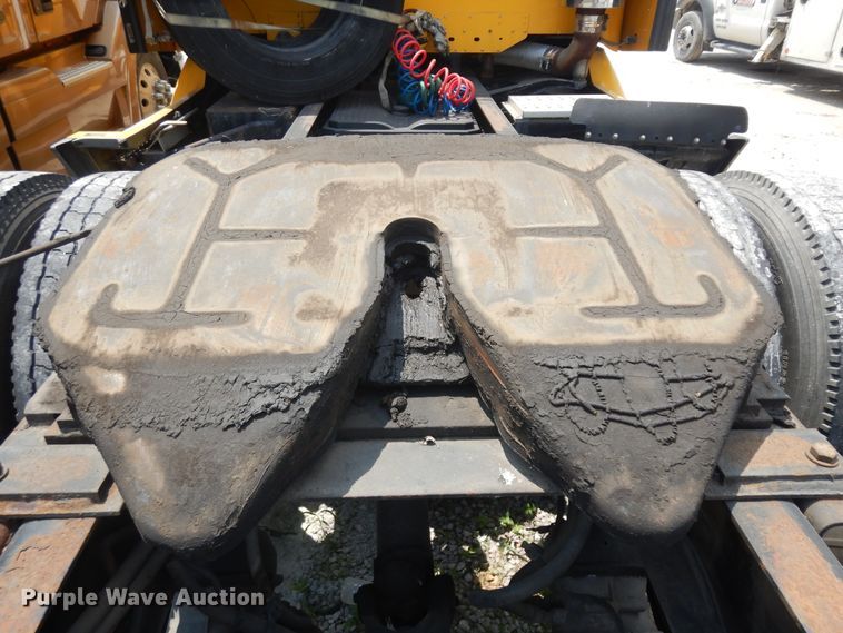 image for item KU9397 2005 Freightliner Columbia 120  semi truck