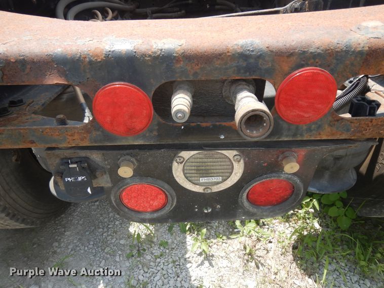 image for item KU9397 2005 Freightliner Columbia 120  semi truck