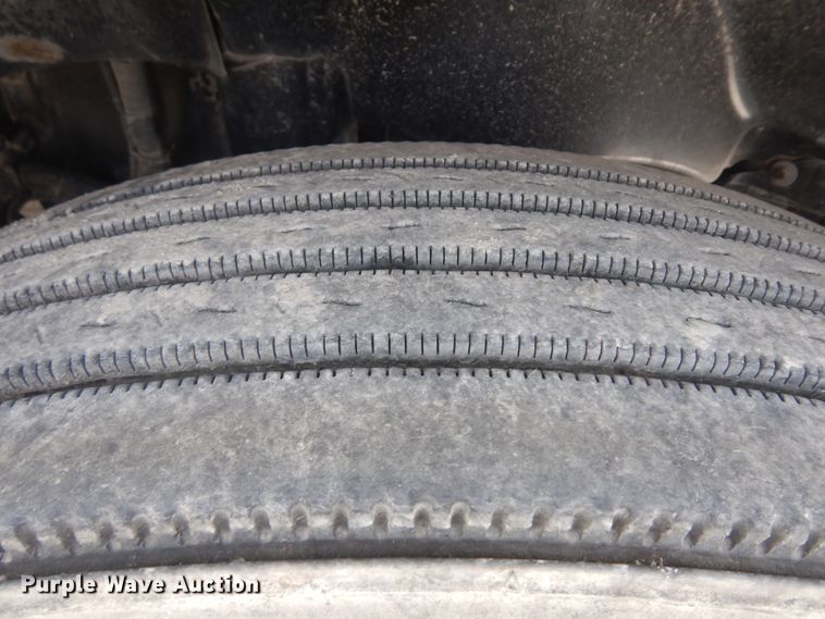 image for item KU9397 2005 Freightliner Columbia 120  semi truck