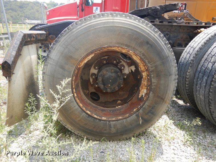 image for item KU9397 2005 Freightliner Columbia 120  semi truck