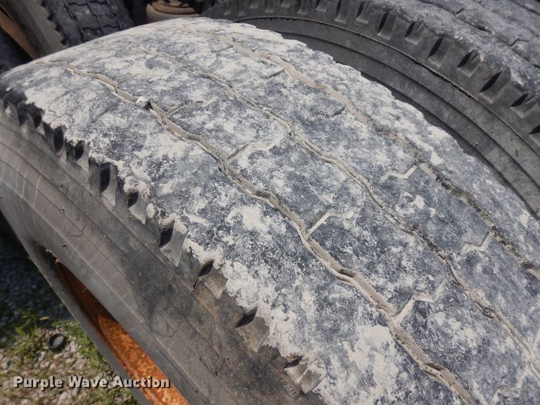 image for item KU9397 2005 Freightliner Columbia 120  semi truck