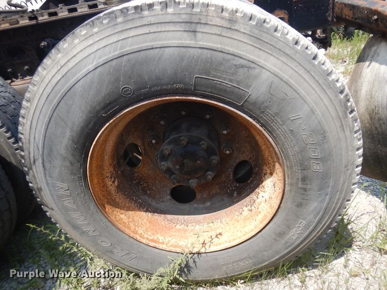 image for item KU9397 2005 Freightliner Columbia 120  semi truck