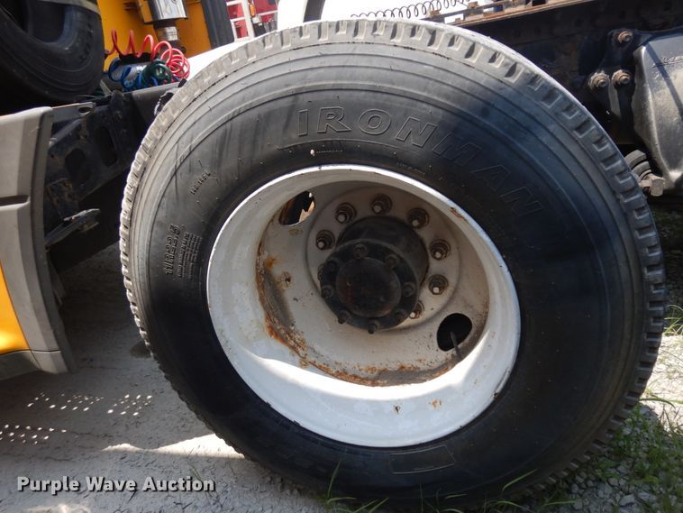 image for item KU9397 2005 Freightliner Columbia 120  semi truck