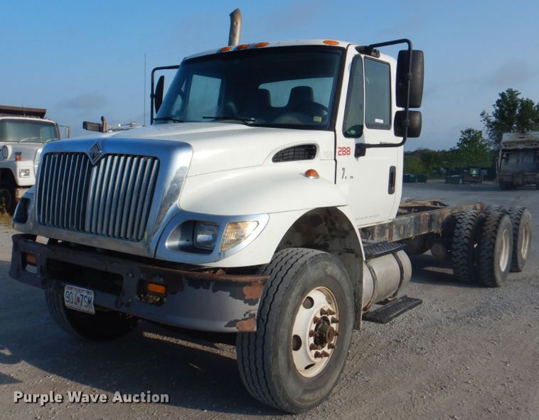 image for item KW9829 2005 International 7400  truck cab and chassis