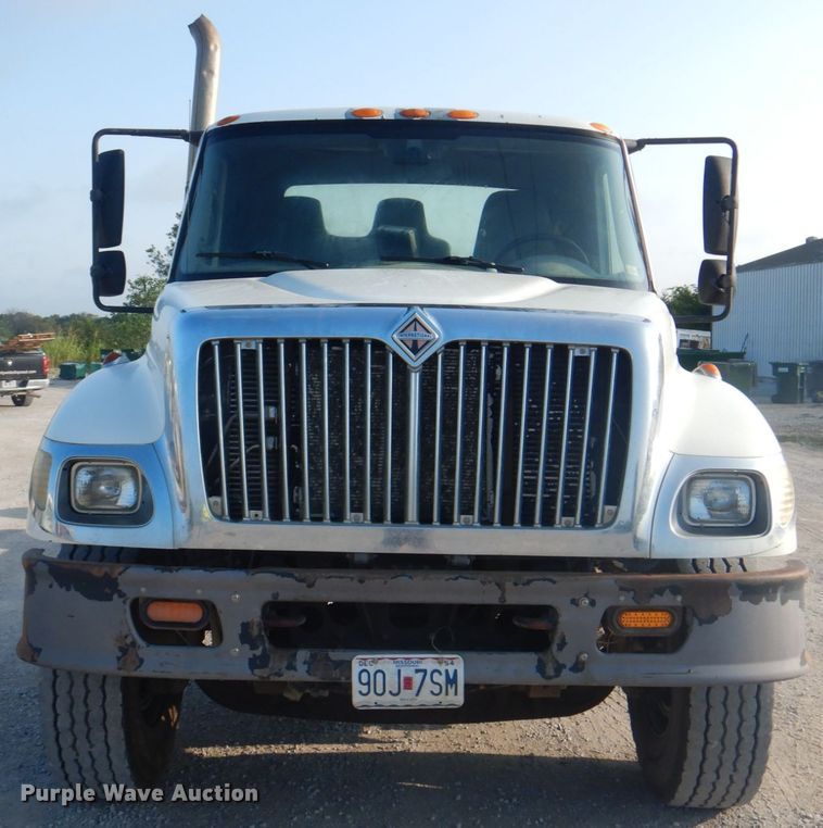 image for item KW9829 2005 International 7400  truck cab and chassis