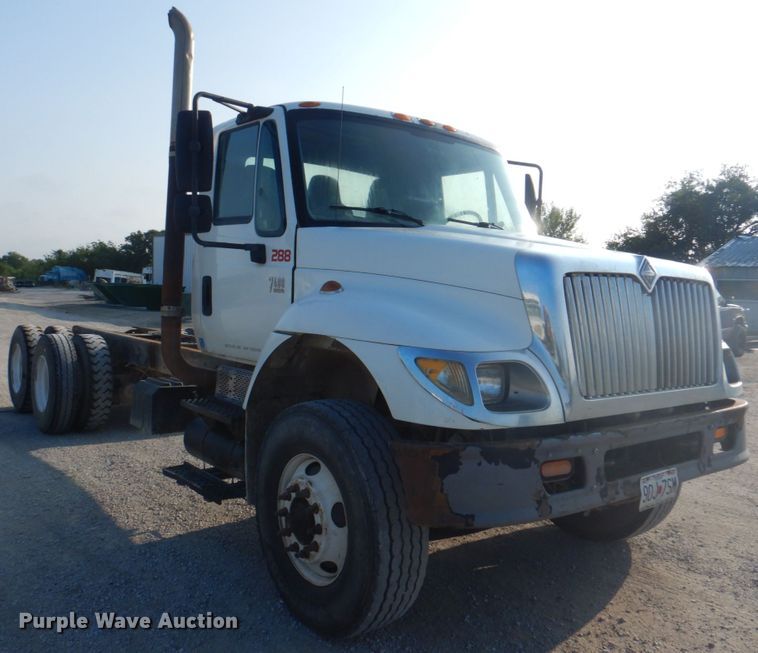 image for item KW9829 2005 International 7400  truck cab and chassis