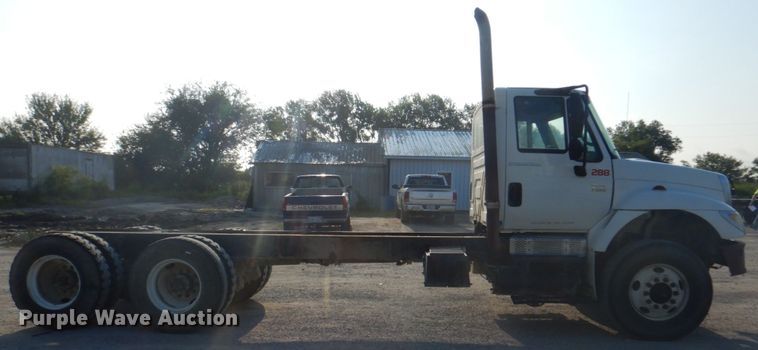image for item KW9829 2005 International 7400  truck cab and chassis