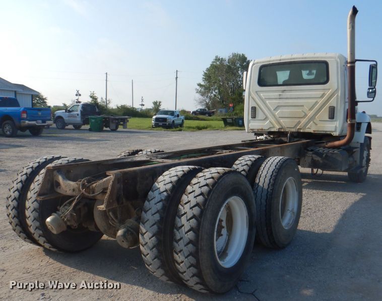 image for item KW9829 2005 International 7400  truck cab and chassis