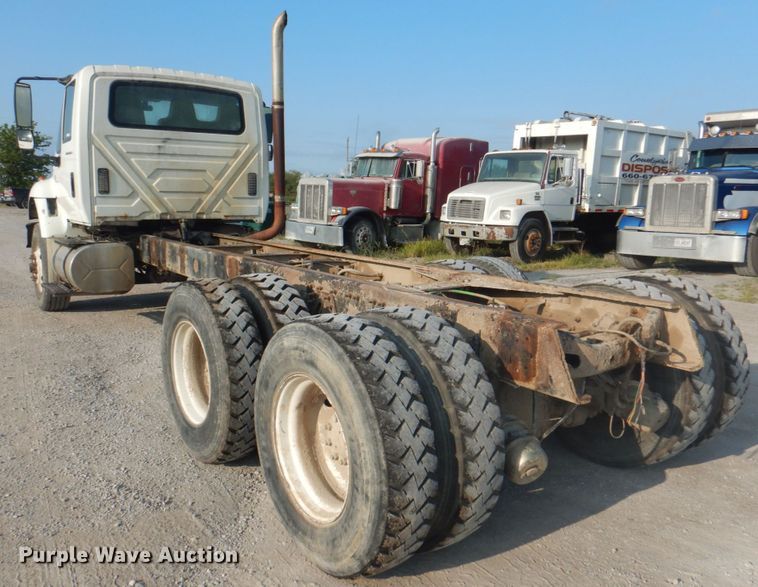 image for item KW9829 2005 International 7400  truck cab and chassis