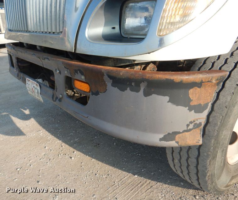 image for item KW9829 2005 International 7400  truck cab and chassis