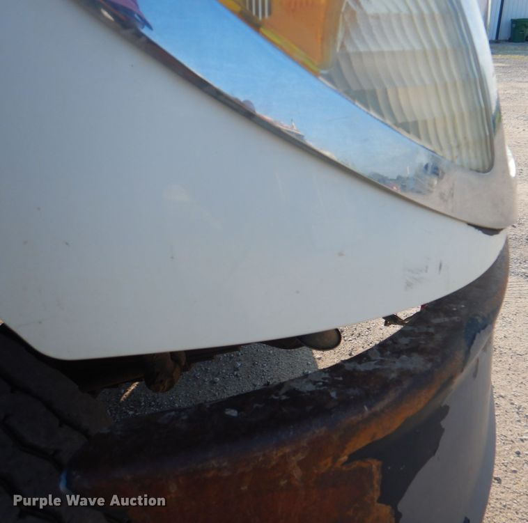 image for item KW9829 2005 International 7400  truck cab and chassis