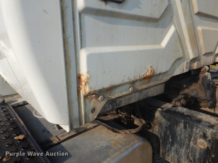 image for item KW9829 2005 International 7400  truck cab and chassis