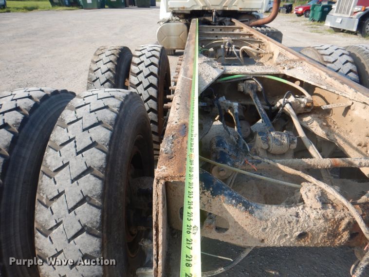 image for item KW9829 2005 International 7400  truck cab and chassis