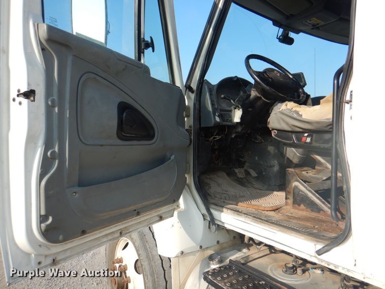 image for item KW9829 2005 International 7400  truck cab and chassis