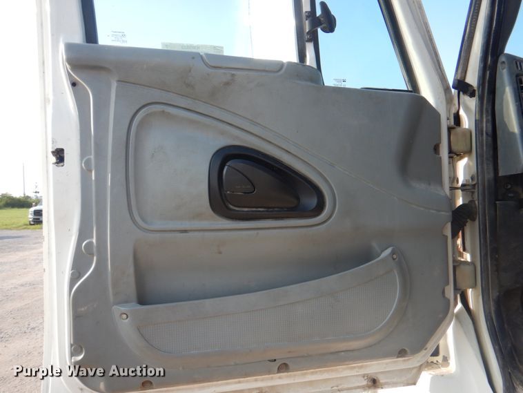 image for item KW9829 2005 International 7400  truck cab and chassis