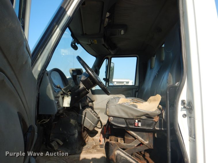 image for item KW9829 2005 International 7400  truck cab and chassis