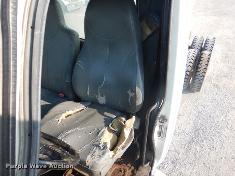 image for item KW9829 2005 International 7400  truck cab and chassis