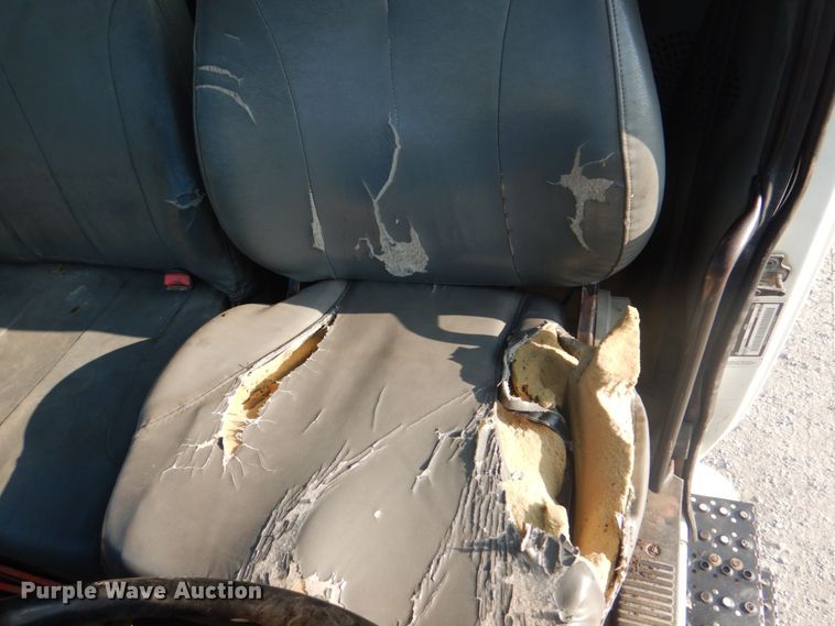 image for item KW9829 2005 International 7400  truck cab and chassis