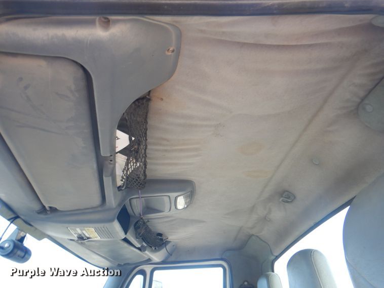 image for item KW9829 2005 International 7400  truck cab and chassis