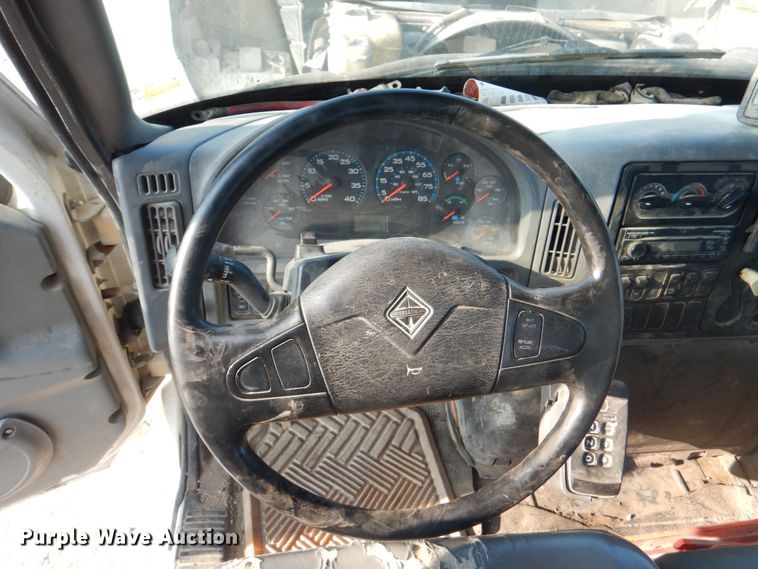 image for item KW9829 2005 International 7400  truck cab and chassis