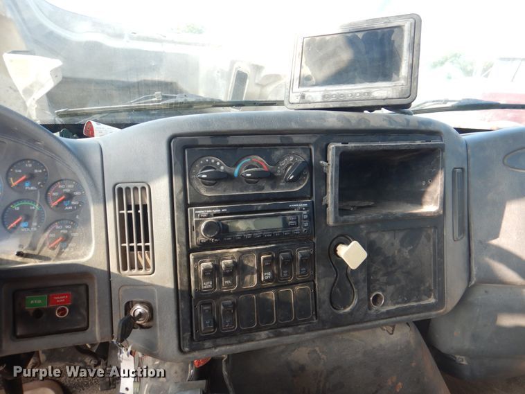 image for item KW9829 2005 International 7400  truck cab and chassis