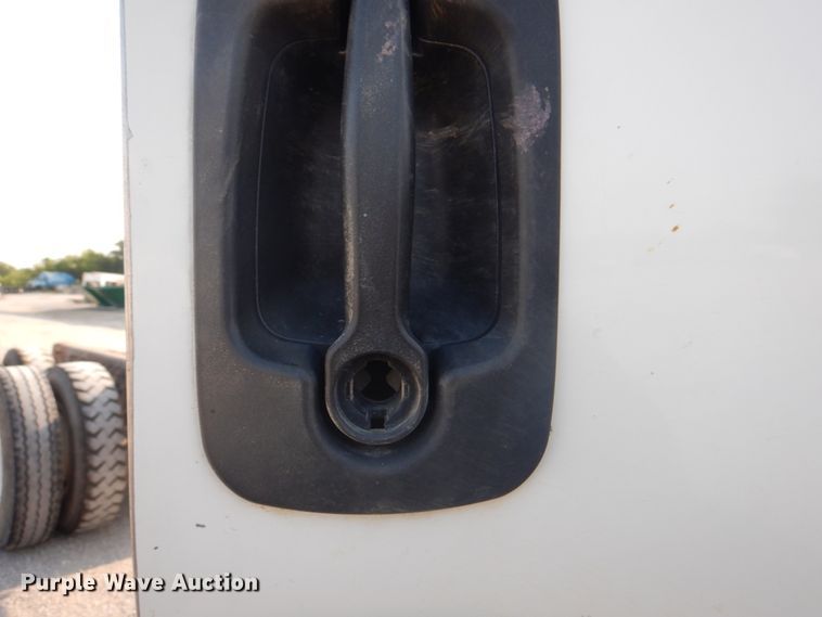 image for item KW9829 2005 International 7400  truck cab and chassis