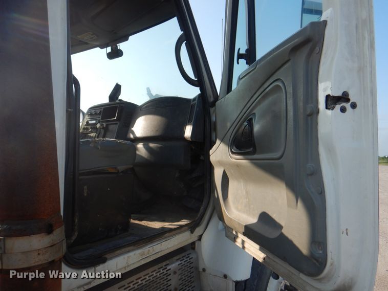 image for item KW9829 2005 International 7400  truck cab and chassis