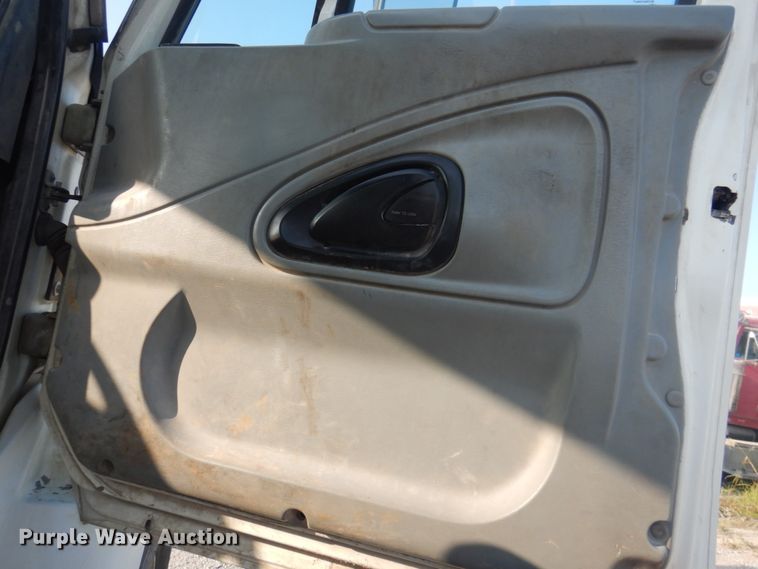 image for item KW9829 2005 International 7400  truck cab and chassis