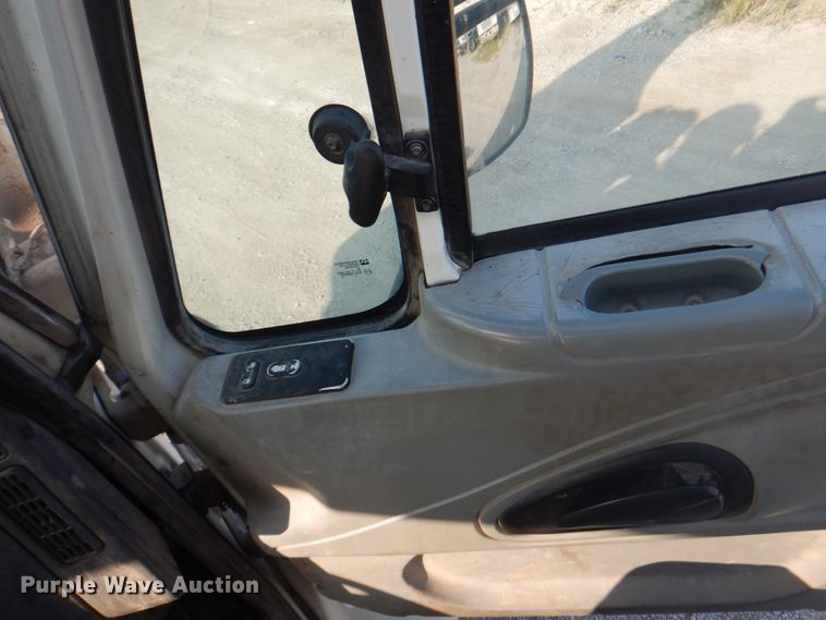 image for item KW9829 2005 International 7400  truck cab and chassis