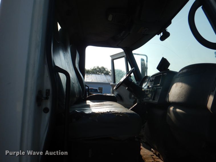 image for item KW9829 2005 International 7400  truck cab and chassis