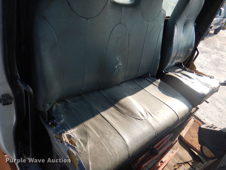 image for item KW9829 2005 International 7400  truck cab and chassis