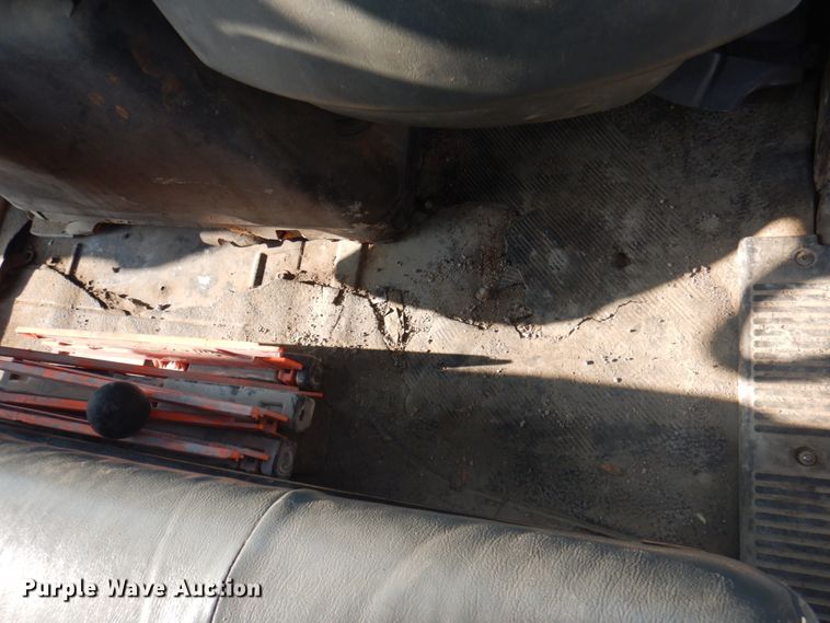 image for item KW9829 2005 International 7400  truck cab and chassis