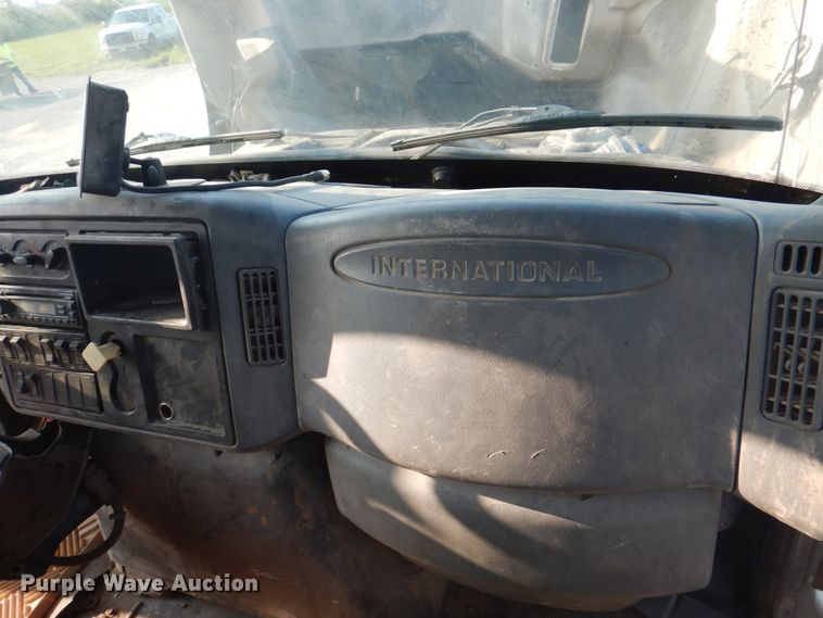 image for item KW9829 2005 International 7400  truck cab and chassis