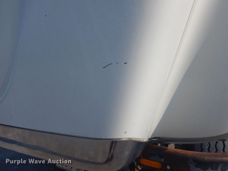 image for item KW9829 2005 International 7400  truck cab and chassis