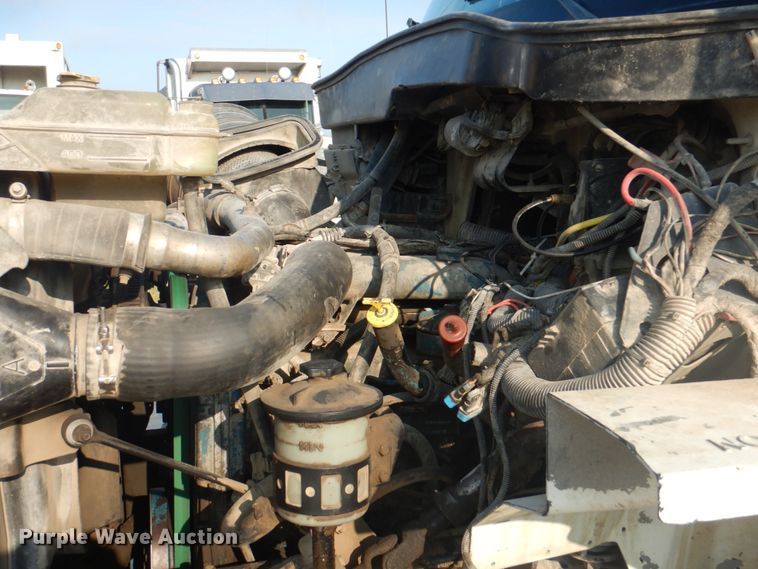 image for item KW9829 2005 International 7400  truck cab and chassis