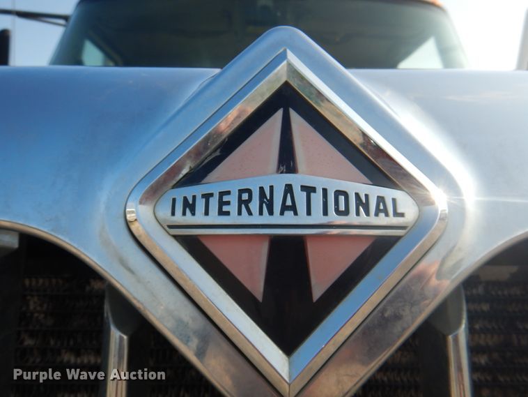 image for item KW9829 2005 International 7400  truck cab and chassis