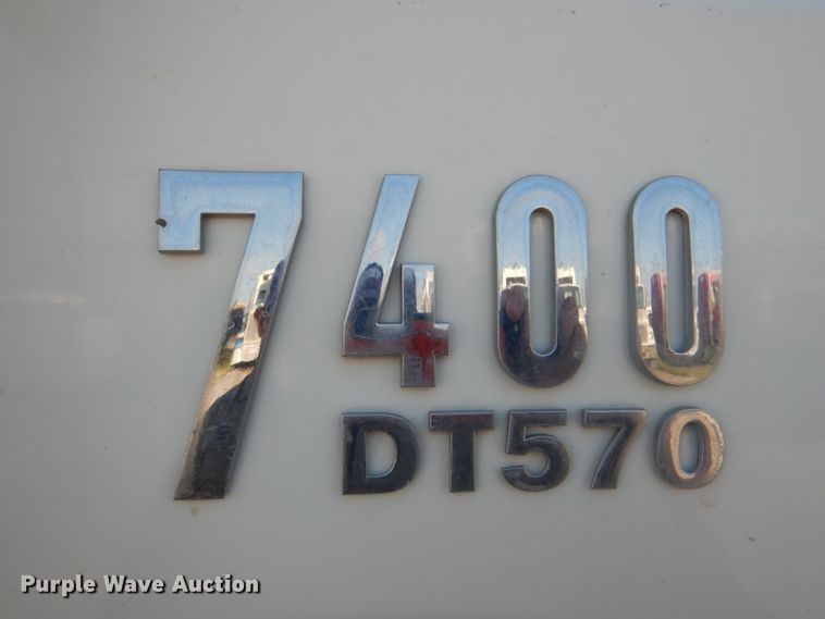 image for item KW9829 2005 International 7400  truck cab and chassis