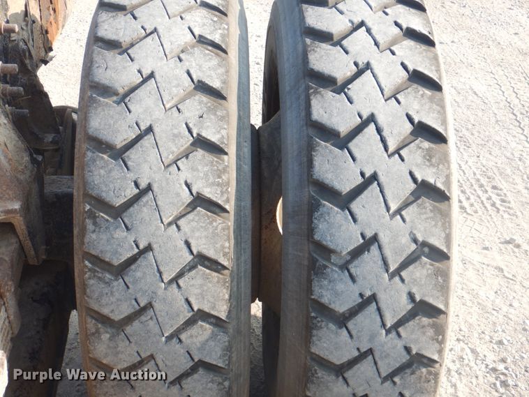 image for item KW9829 2005 International 7400  truck cab and chassis