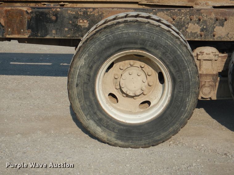 image for item KW9829 2005 International 7400  truck cab and chassis