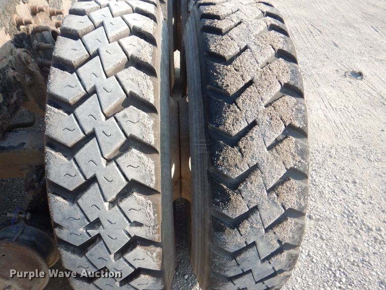 image for item KW9829 2005 International 7400  truck cab and chassis