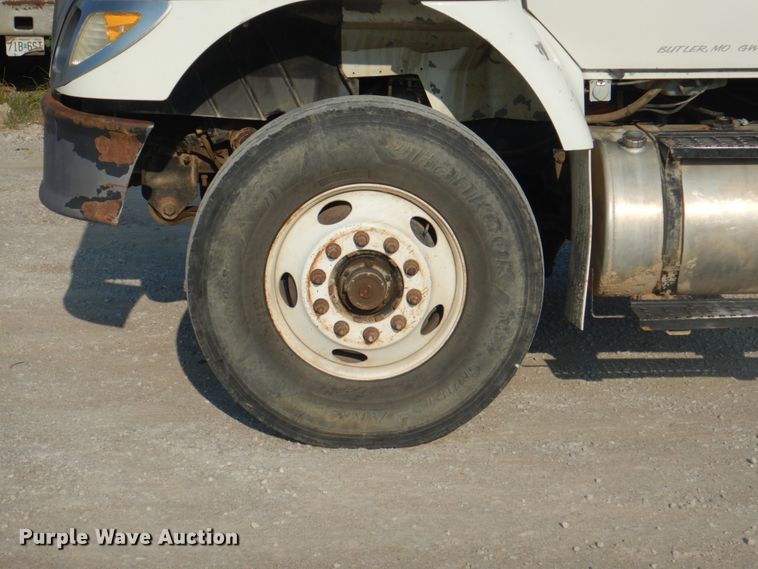 image for item KW9829 2005 International 7400  truck cab and chassis