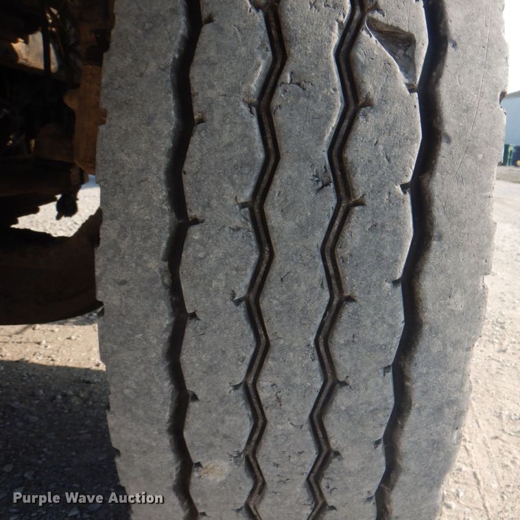 image for item KW9829 2005 International 7400  truck cab and chassis