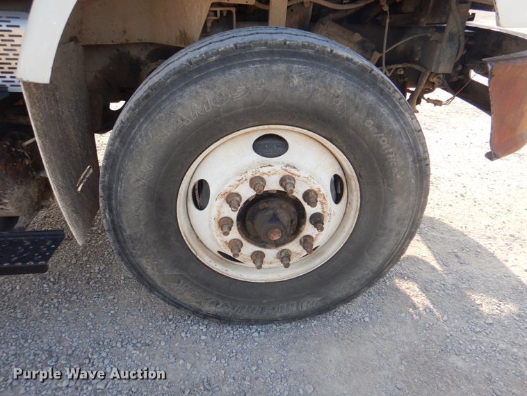 image for item KW9829 2005 International 7400  truck cab and chassis