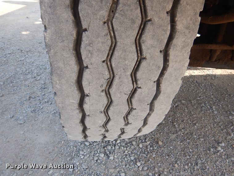 image for item KW9829 2005 International 7400  truck cab and chassis