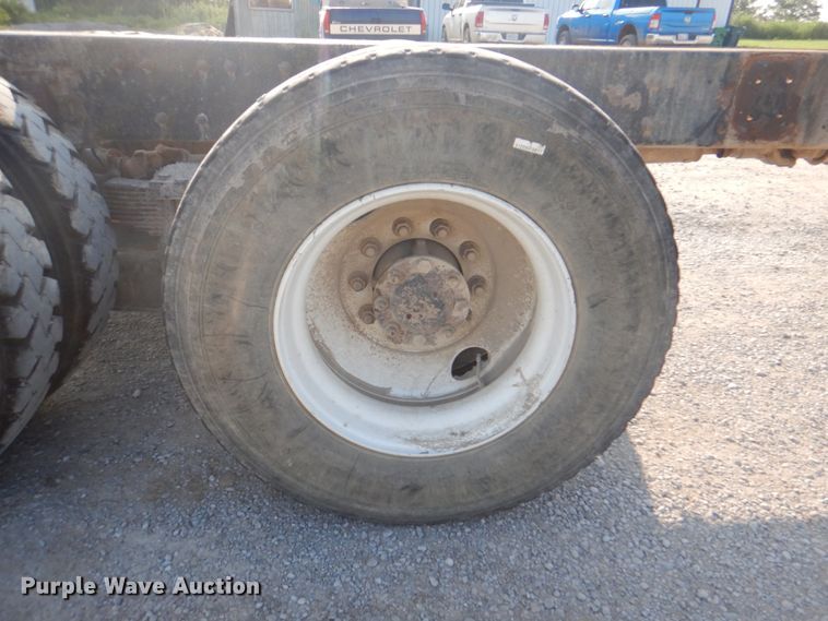 image for item KW9829 2005 International 7400  truck cab and chassis